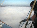 der Ballon hat ein Halo auf dem Nebel