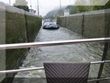 hinein in die Schleuse bei Rothenfels