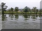 am spiegelnden Wasser