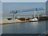 Industriebetriebe am Fluss
