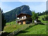 Holz vor den Haus und Weisshorn dahinter