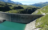 Hinter der Staumauer die Spalte der Cardinelloschlucht